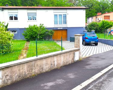 Maison plain pied surélevé, 4 chambres, terrasse, dépendance, garage et jardin 