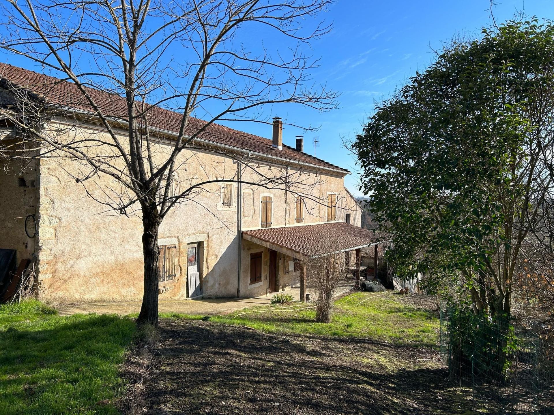 Lautrec corps de ferme avec dépendances et terres