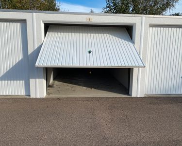 Location garage pour voiture bateau stockage matériel archives