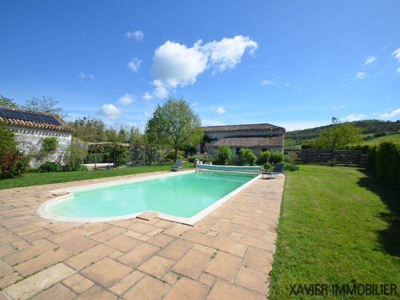 Propriété composée de deux habitations avec une piscine, situées en campagne .