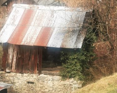 Petite grange Alpine à restaurer dans hameau très calme