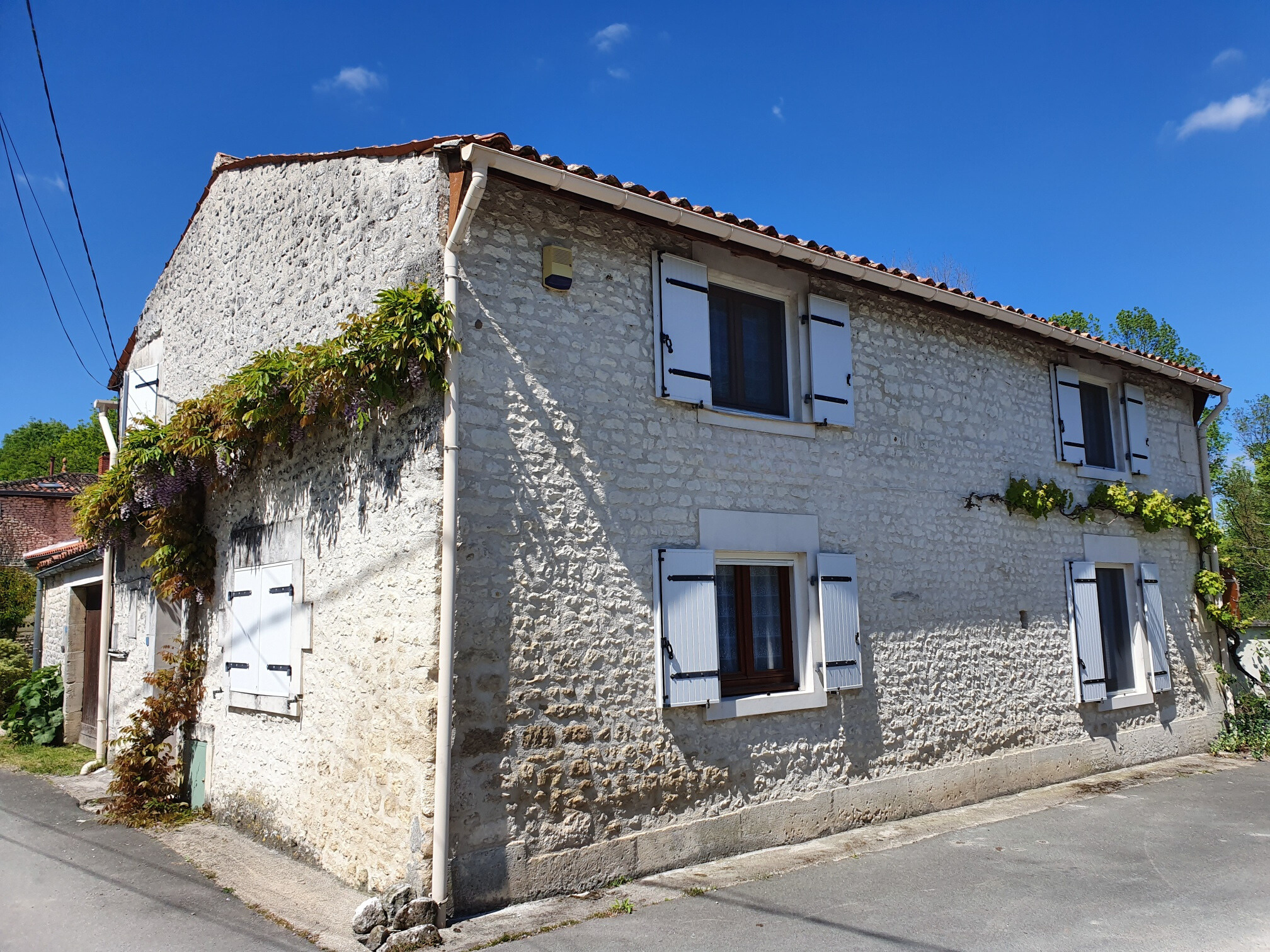 Située entre SAINTES et COGNAC, MAISON pleine de charme