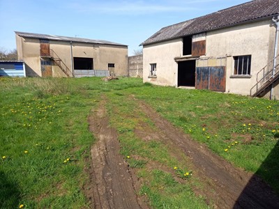 CENTRE MARTIGNE SUR MAYENNE TERRAIN CONSTRUCTIBLE AVEC 2 ENTREPO