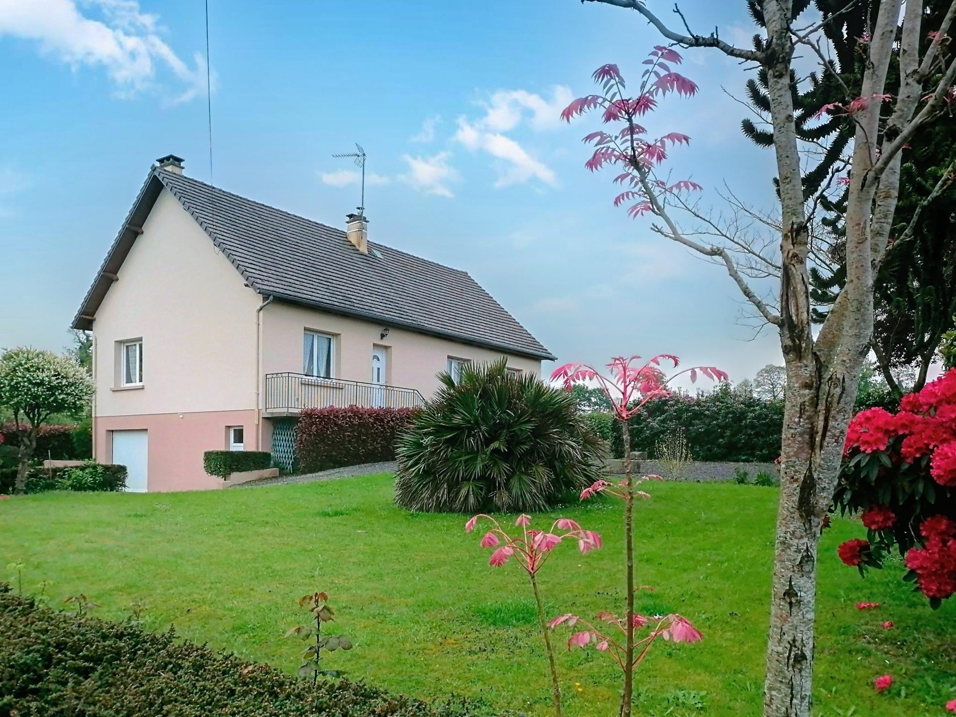 Pavillon avec sous sol+dépendances+hangar sur 9000m² 