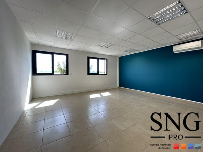 Immobilier professionnel Location Éguilles  50m² 700€