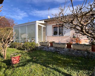 Maison de plain-pied avec jardin clos, véranda dans quartier à proximité des commerces