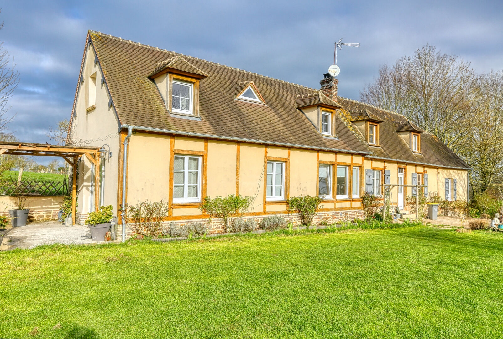 Longère avec beaucoup de charme sur plus d'un hectare de terrain