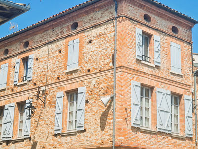 Ensemble immobilier composé de deux bâtiments avec 3 logements et un local commercial 