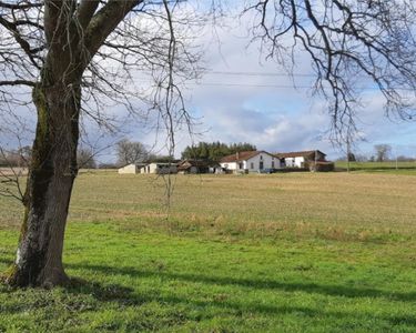 Ancienne ferme à rénover avec terres agricoles et bois sous bail rural