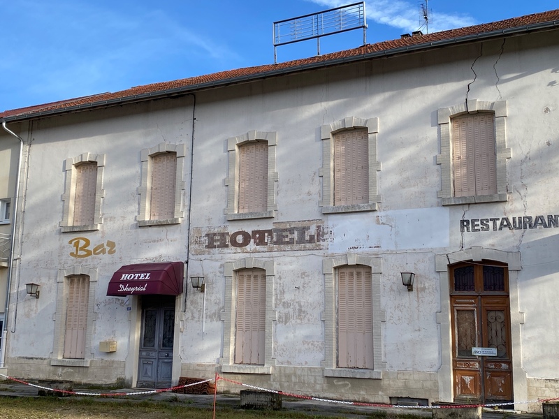 Dpt Ain (01), à vendre NURIEUX VOLOGNAT  Ancien Hotel-Restaurant - Terrain de 1 338,00 m²