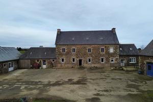 Ferme en pierre avec batiments a rénover convertir