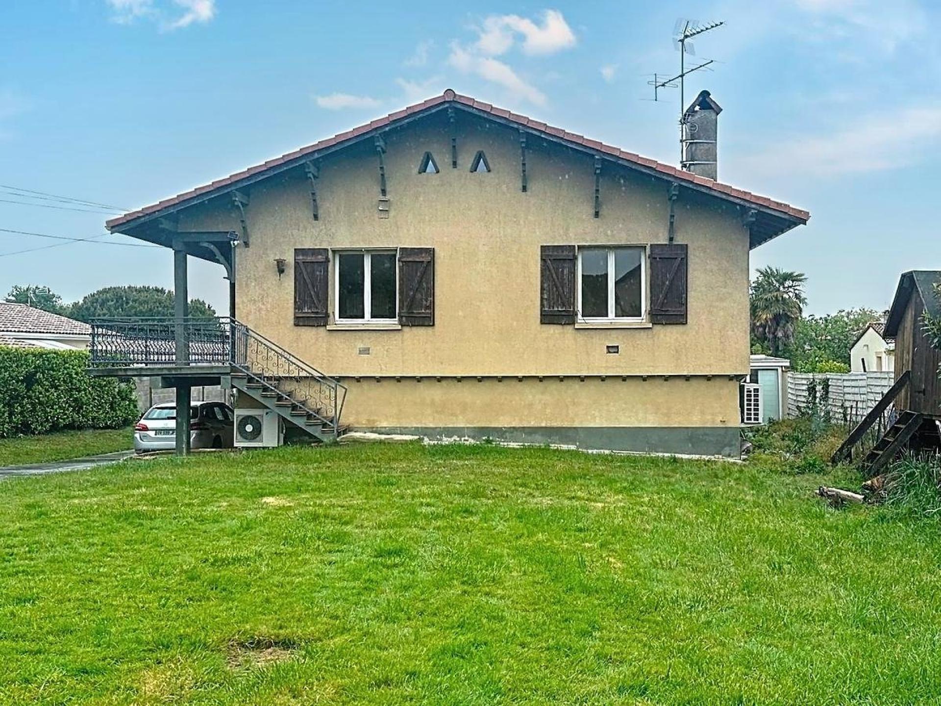 Maison plus de 230m² sous-sol aménagé avec piscine - Montberon