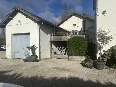 Jarnac immeuble locatif d'environ 470m2 sur 3 niveaux, parcelle de 3195m2 