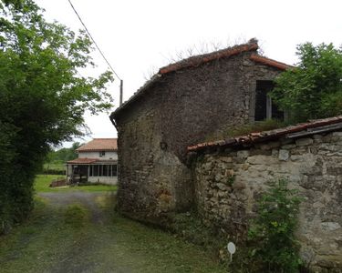 Saint Germier (79) - Ensemble de 2 maisons anciennes à rénover