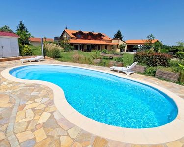 Villa de 230 m² hab, 7 chambres, terrain de 5160 m² avec piscine, au calme