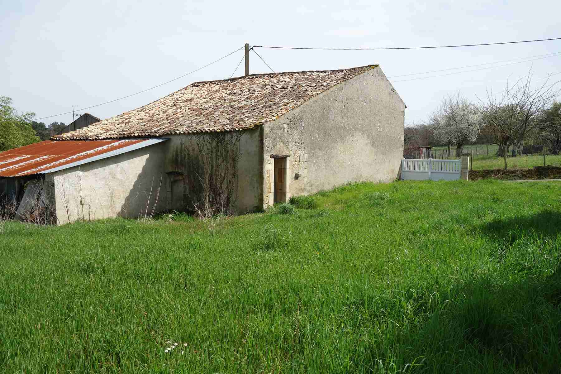 Grange à rénover au calme dans un hameau