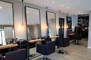 Salon de coiffure très plaisant idéalement situé