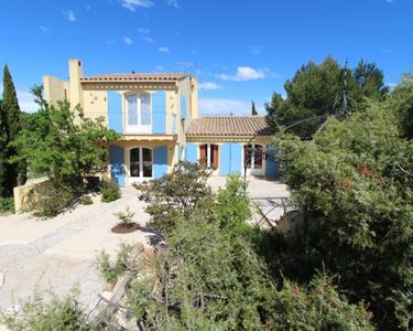 Propriété dominante avec vue et piscine sur 7700 M2