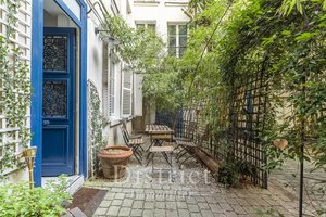 Palais de l'Elysée. Dans un bel immeuble ancien. Beau 2 pièces de 40m² avec jardin de 20m² au ca