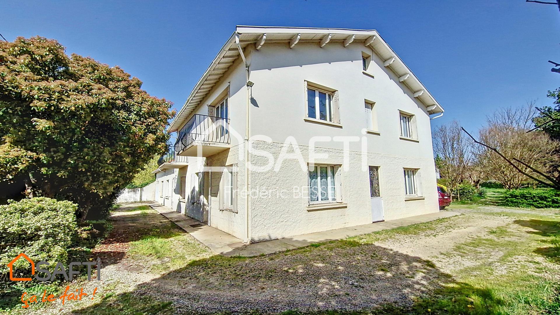 Maison T9 270m² avec garage, dépendance et parc arboré.