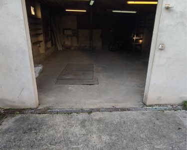 Garage 40m carrés pour parking/stockage UNIQUEMENT