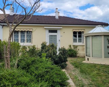 EXCLUSIF, SAINT-AMAND-MONTROND, Maison d'habitation avec garage et jardin