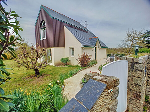 Maison vue sur l'Aubance ; vie de plain pied , beau terrain. Entree Murs Erigne et Denee.