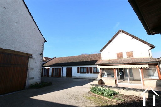 Maison de village avec cour et grange