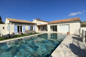 Aux portes d'Uzès, villa avec piscine et terrain de 2600 m2.