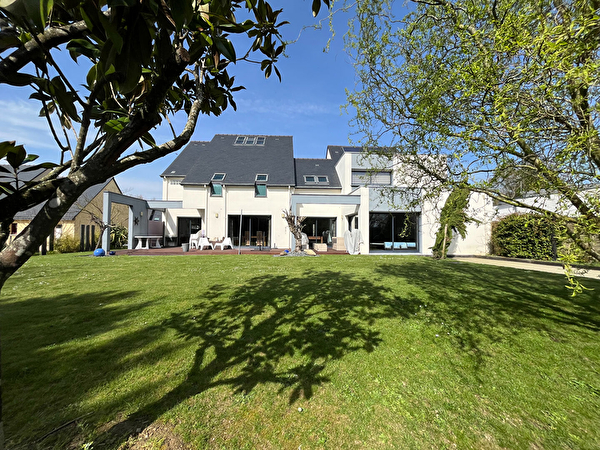 403 M2 HABITABLES / PISCINE / 1000 M2 DE TERRAIN / DOUBLE GARAGE