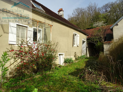 Maison de village élevée sur cave à rénover avec jardin. Molosmes