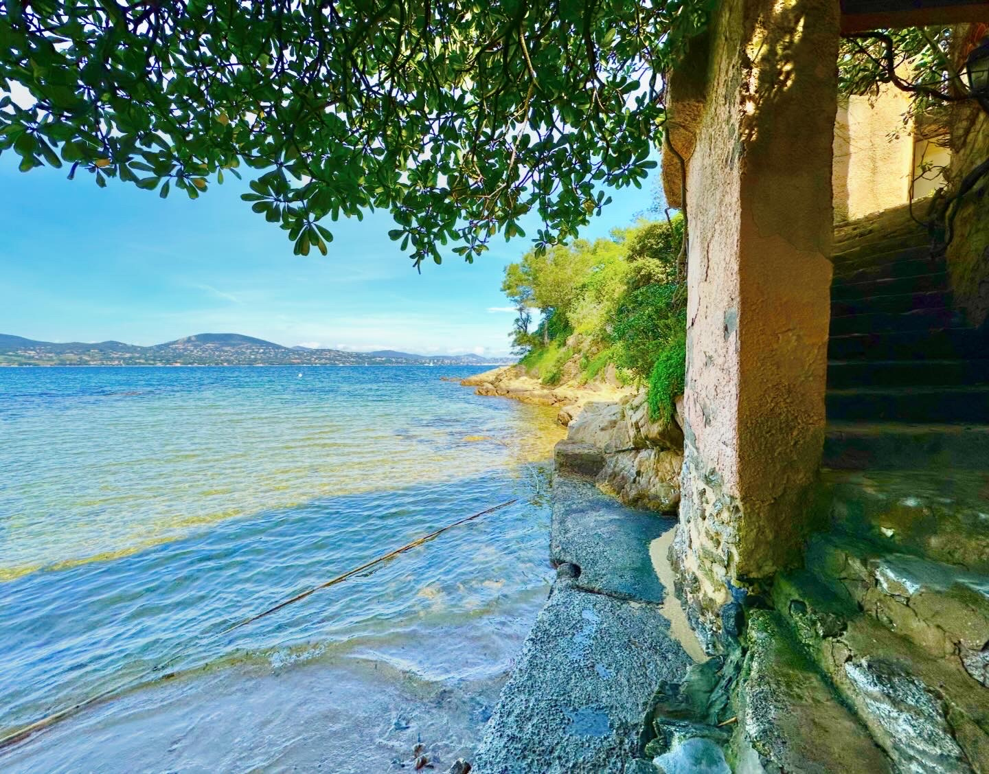 Golfe de Saint-Tropez, Villa à Gassin les pieds dans l'eau 