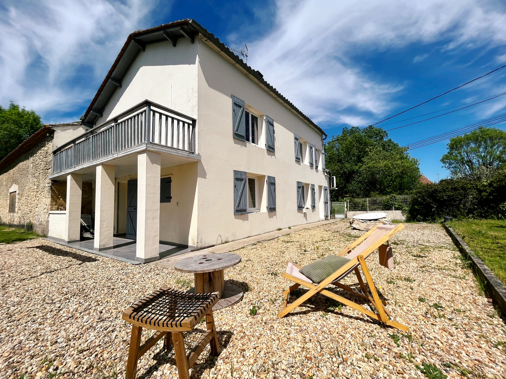 Maison en pierre de 158 m2, chais attenants et belle parcell