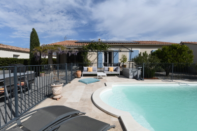 PROPRIÉTÉ DE PLAIN-PIED AVEC JARDIN ET PISCINE