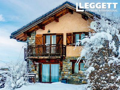 Beau chalet à vendre dans les Trois Vallées, avec un appartement et du terrain