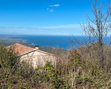 Maison en deux parties dans village avec belle vue mer