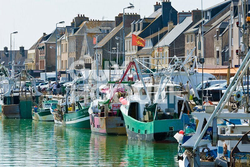 Face au port de Saint-Vaast-la-Hougue 