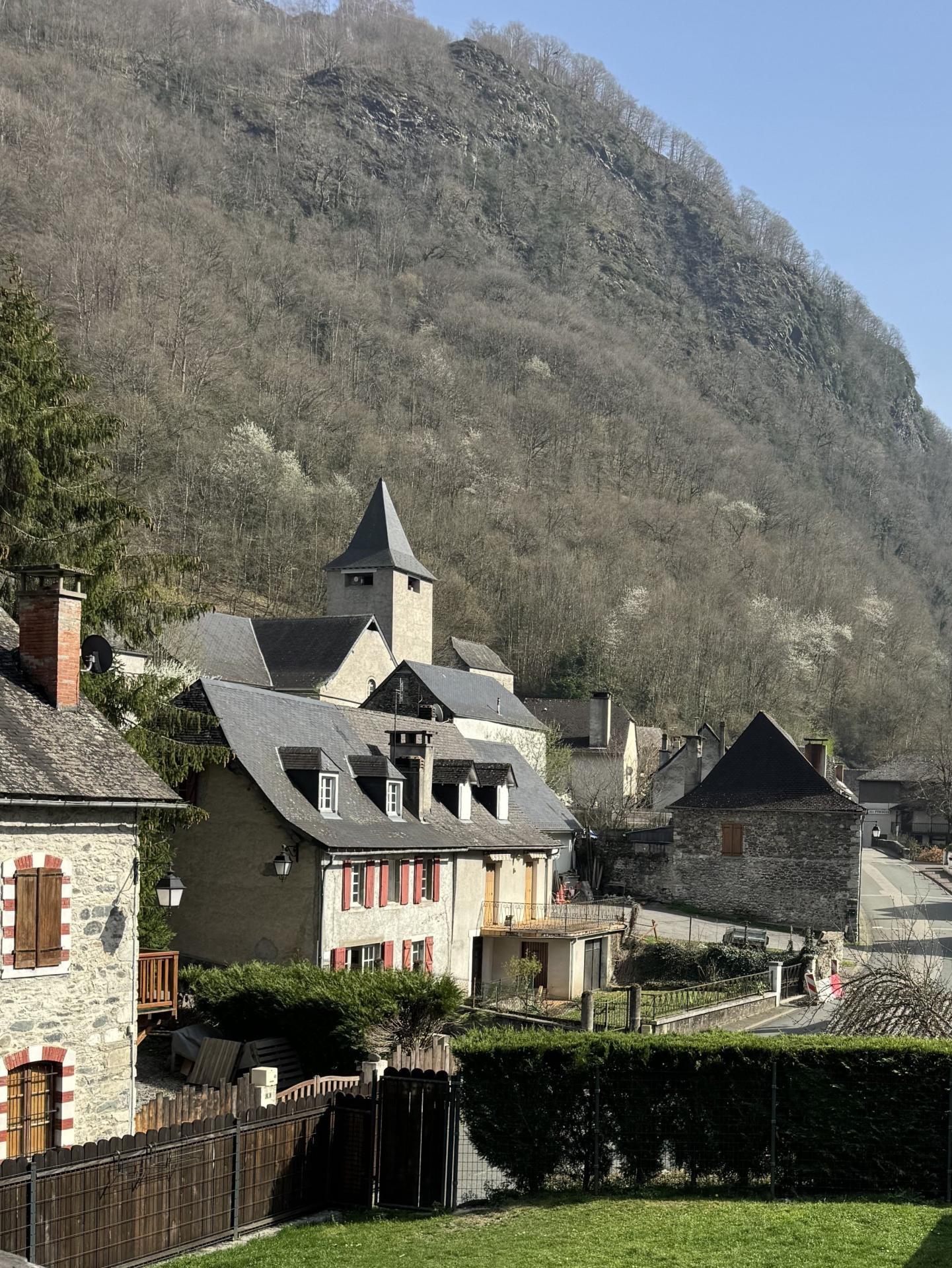 Maison familiale au pied des montagnes