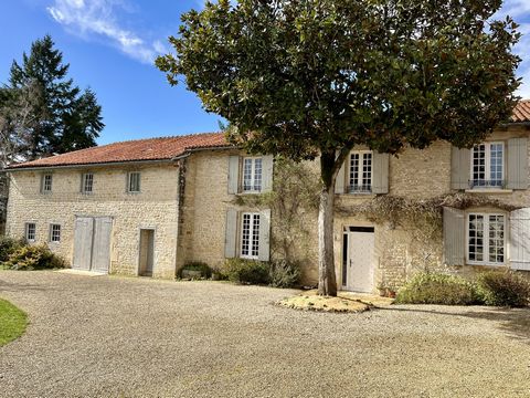 Maison individuelle en pierres avec piscine