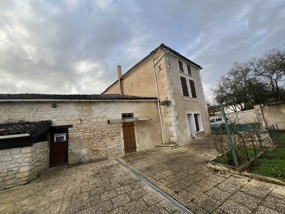 Maison en pierres avec dépendances et vaste jardin