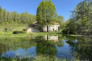 Joli moulin avec son etang et terrain