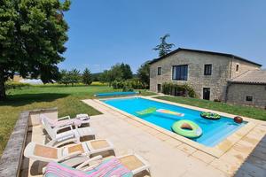 Sud Charente. Maison de campagne.SH 386m². 5 chambres.Piscine. Belles vues