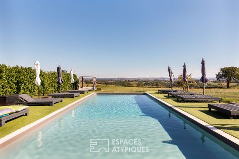 Domaine rénové avec gîtes, piscine et vue dominante