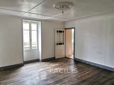 Maison de bourg 113m2 - 2 chambres - cour - Saint-Hilaire-des-Loges