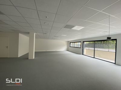 Bureaux - A VENDRE - 419 m² divisibles à partir de 67 m²