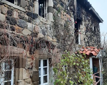 Maison en pierre volcanique avec terrain