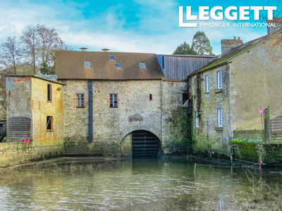 Exceptionnel moulin à eau, avec maison attenante et dépendances, dans village du nord Sarthe, prè