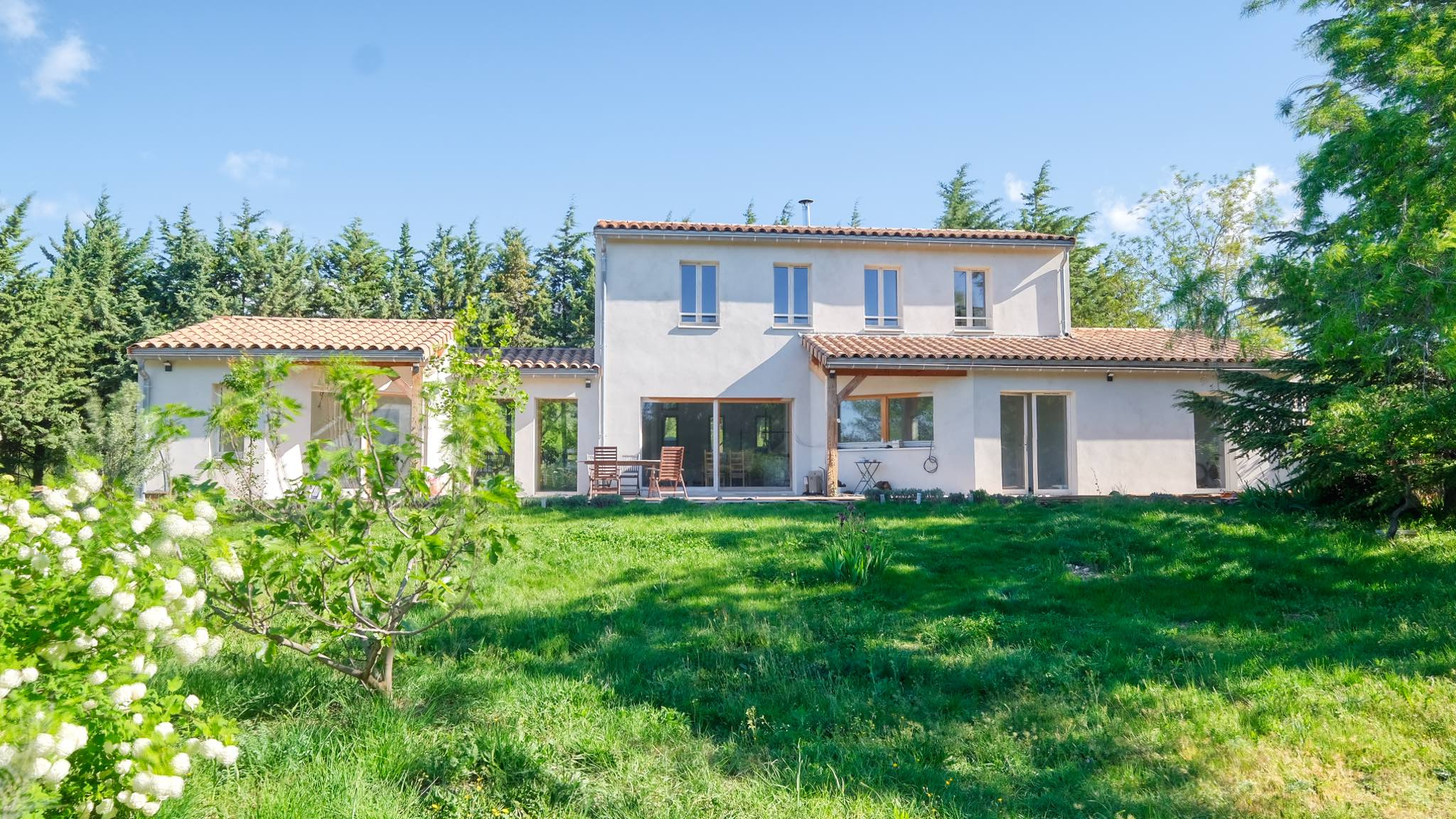 Cucuron à proximité du village très belle maison en cours de