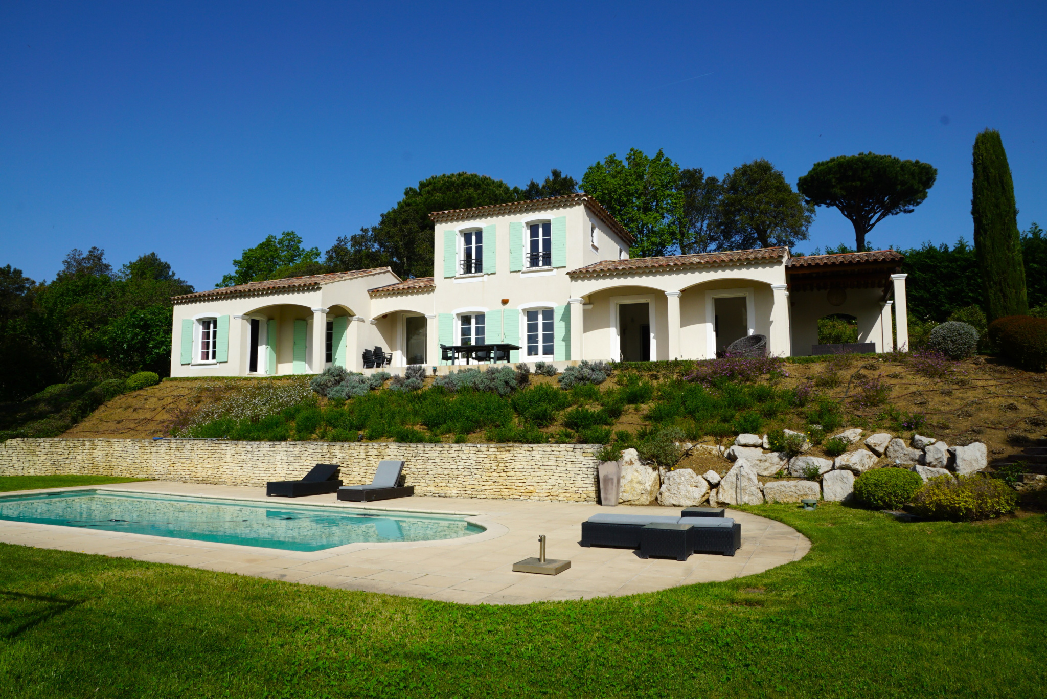 Propriété de 200 m2, piscine, terrain de 4000 m2