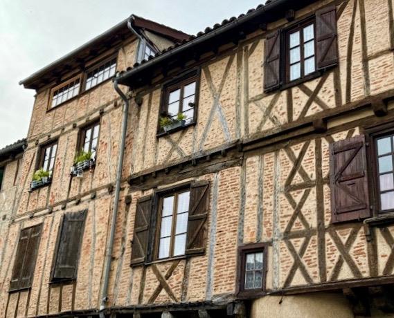 Appartement De Caractere Avec Ravissant Patio, Centre Historique Figeac (Lot)